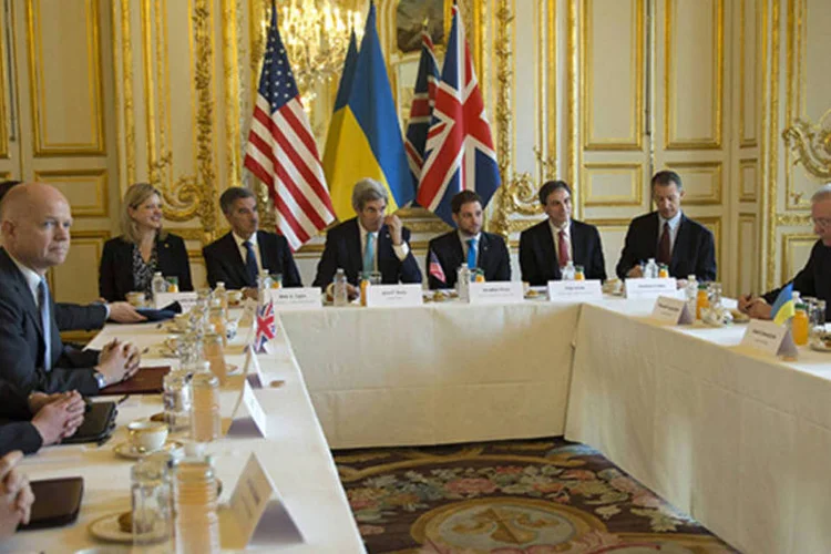 Chefes da diplomacia dos Estados Unidos, Ucrânia, Reino Unido durante uma reunião internacional sobre a crise ucraniana em Paris (Kevin Lamarque/Reuters)