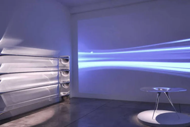 Exposição 'Endless', de Ross Lovegrove, tem peças de alumínio polido (Divulgação/Cardi Black Box)