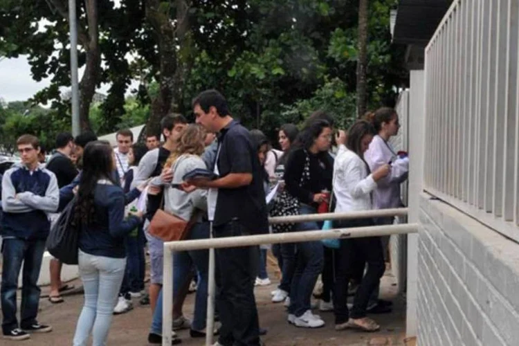 Alunos entram para fazer o Enem: investigação foi pedida pelo MEC (Antonio Cruz/ABr)