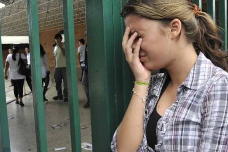 Estudante chora por conta do  Enem: vagas agora podem ficar no limbo (José Cruz/AGÊNCIA BRASIL)