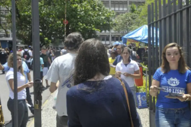
	Estudantes chegam a um local de prova no Rio de Janeiro:&nbsp;Sisu oferece vagas de educa&ccedil;&atilde;o superior em institui&ccedil;&otilde;es p&uacute;blicas
 (Tomaz Silva/Agência Brasil)
