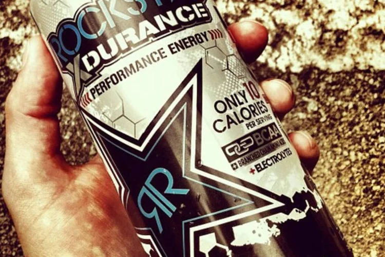 Consumidor com uma lata da bebida energética Rockstar (nikpawlak/Flicke/Creative Commons)