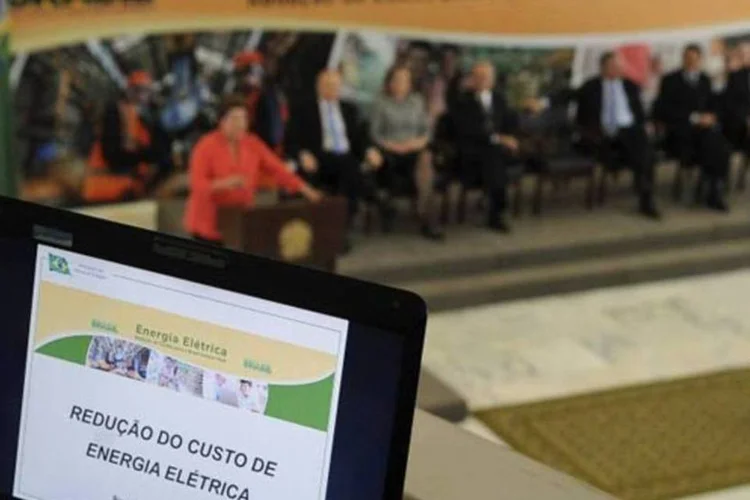 Imagem de notebook com a apresentação do plano de redução da tarifa de energia (Wilson Dias/Agência Brasil)