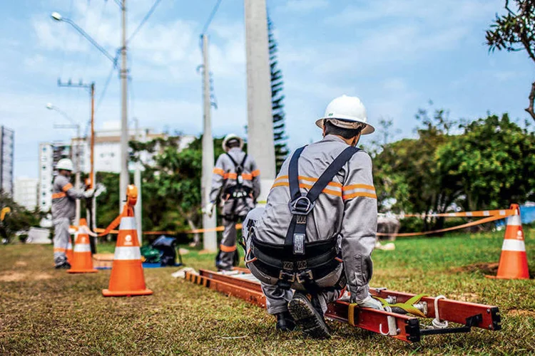 Em reparos: as distribuidoras de energia ainda vão precisar de socorro financeiro (Michel Teo Sin / EXAME)