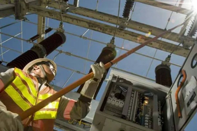 
	Energia El&eacute;trica: a Light ir&aacute; investir cerca de R$130 milh&otilde;es no combate &agrave;s perdas de energia na distribui&ccedil;&atilde;o em 2013, e pretende instalar cerca de 200 mil medidores eletr&ocirc;nicos de energia dentro desse programa de redu&ccedil;&atilde;o de perdas.
 (DRAWLIO JOCA)