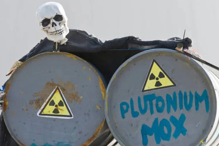 
	Esqueleto &eacute; visto entre dois barris durante um protesto na Alemanha em uma usina nuclear: depois da cat&aacute;strofe de Fukushima, Berlim ordenou o fechamento de oito reatores
 (Tobias Kleinschmidt/AFP)