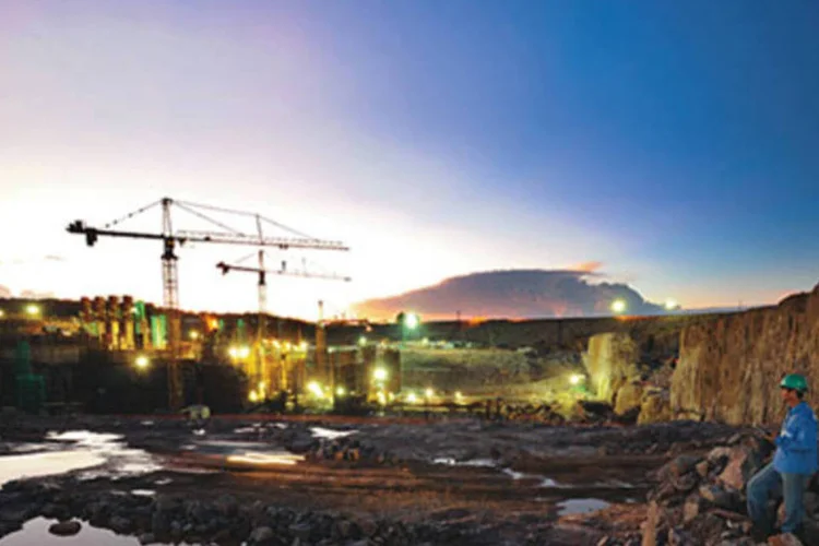A usina de Santo Antônio avança em meio à floresta: o rio Madeira deverá ser o sexto polo hidrelétrico do mundo (./Divulgação)