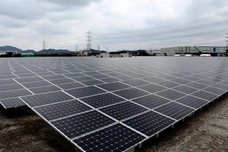 
	Energia solar no Jap&atilde;o: pa&iacute;s mais do que dobrou a capacidade de energia solar desde o come&ccedil;o de um programa de incentivos &agrave; energia limpa em julho de 2012
 (Yuzuru Yoshikawa/Bloomberg)