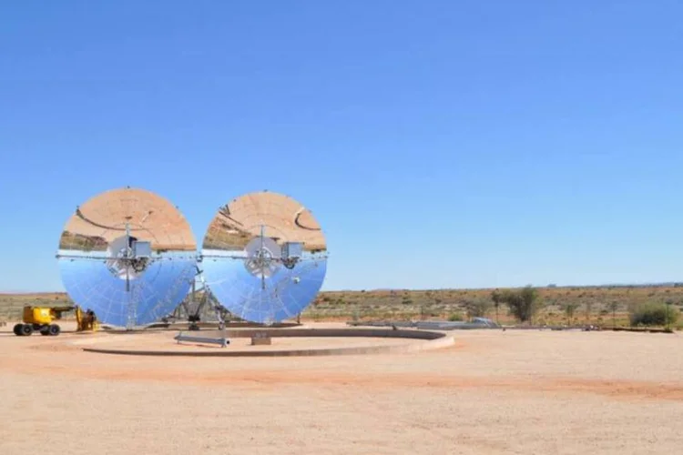 
	O sistema usa espelhos de 100 metros quadrados para focalizar a luz do sol em dire&ccedil;&atilde;o a um &uacute;nico ponto
 (Divulgação)