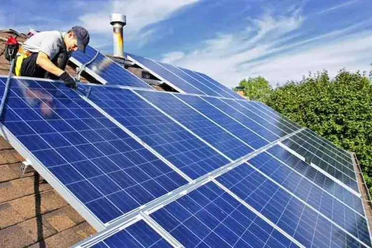 
	Energia solar: leil&otilde;es estimulam concorr&ecirc;ncia e diminuem o pre&ccedil;o da energia, mas empresas t&ecirc;m que operar com margens baixas de lucro
 (Thinkstock)
