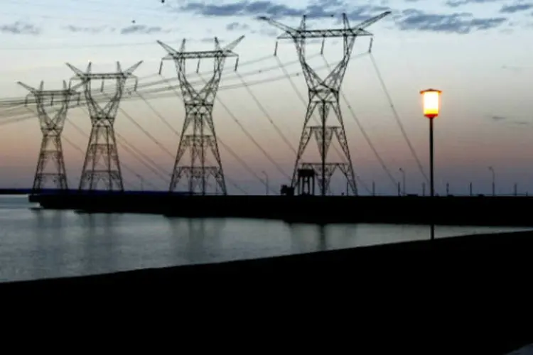 
	Torres de transmiss&atilde;o de energia el&eacute;trica: segundo estimativa das distribuidoras, restou uma exposi&ccedil;&atilde;o ao mercado de curto prazo (spot) da ordem de 350 MW m&eacute;dios
 (Adriano Machado/Bloomberg)