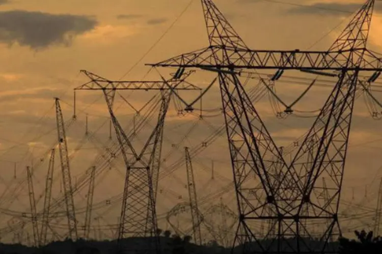 
	Torres de transmiss&atilde;o de energia el&eacute;trica: distribuidoras reduziram a exposi&ccedil;&atilde;o ao mercado de curto prazo a 354 megawatts (MW) m&eacute;dios
 (REUTERS/Paulo Santos)