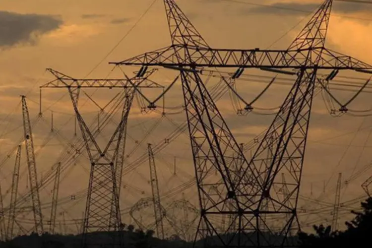 
	Vista de torres e cabos de alta tens&atilde;o: Copel dever&aacute; reduzir os gastos que estava tendo no curto prazo para comprar energia mais cara
 (REUTERS/Paulo Santos)