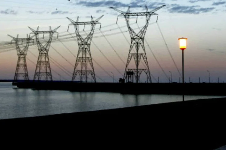 
	Torres de transmiss&atilde;o de energia el&eacute;trica da Chesf: a Chesf tem R$ 4 bilh&otilde;es em obras contratadas e &eacute; um dos objetos de desejo dos partidos que se mantiveram fi&eacute;is a Dilma&nbsp;
 (Adriano Machado/Bloomberg)