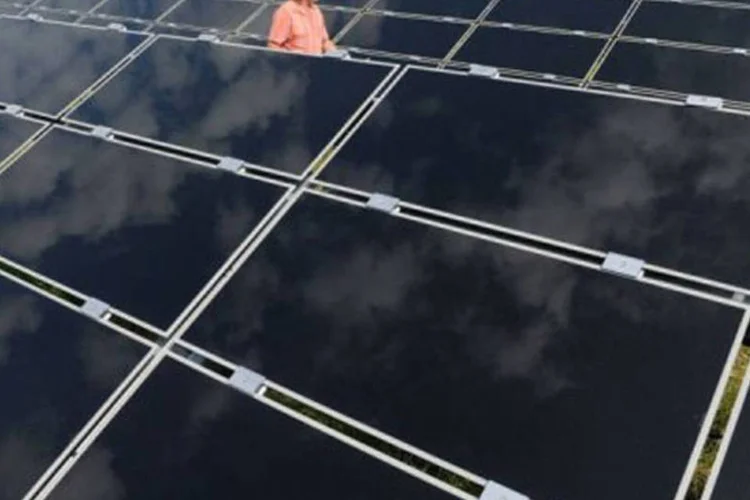 Queda do preço dos painéis solares ajuda investimentos em energias renováveis (Christof Stache/AFP)