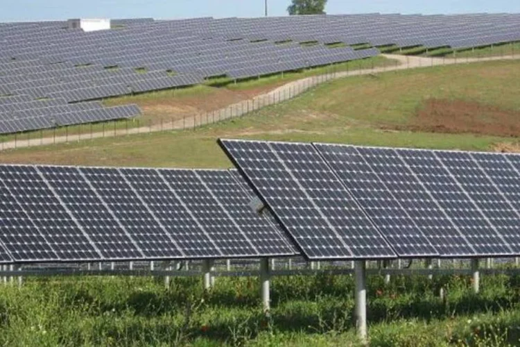 O projeto será implantado em parceria com uma empresa espanhola fabricante de painéis fotovoltaicos (Wikimedia Commons)