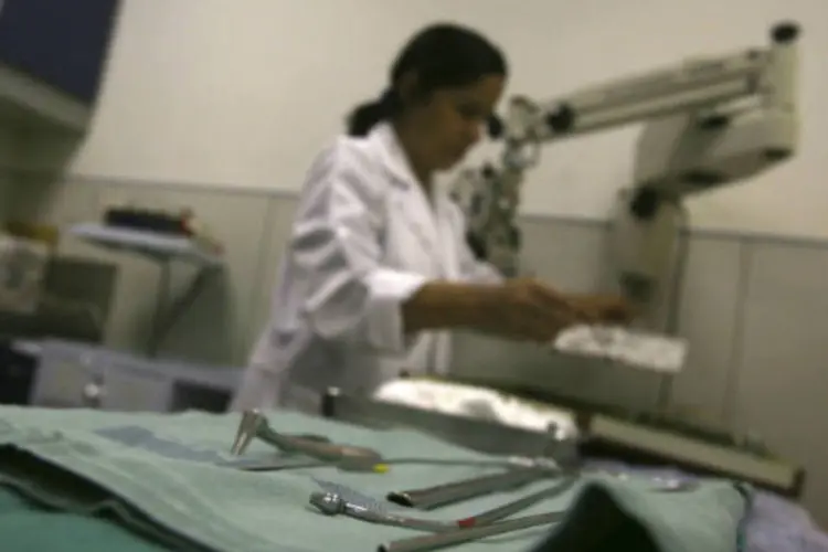 
	Enfermeira separa equipamentos em hospital:&nbsp;meta &eacute; chegar a 15 doadores por milh&atilde;o de pessoas at&eacute; 2014
 (REUTERS/Pilar Olivares)