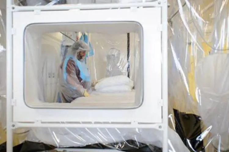 
	Tratamento de Ebola: epidemia j&aacute; matou 10 mil pessoas
 (Leon Neal/AFP)