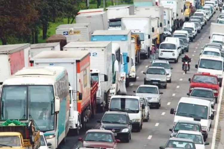 
	Engarrafamento na Marginal Tiet&ecirc;, em S&atilde;o Paulo: a lentid&atilde;o na pista local e na expressa se estendia pela manh&atilde; desde a Ponte Presidente Dutra
 (ALMEIDA ROCHA /Folha Imagem)