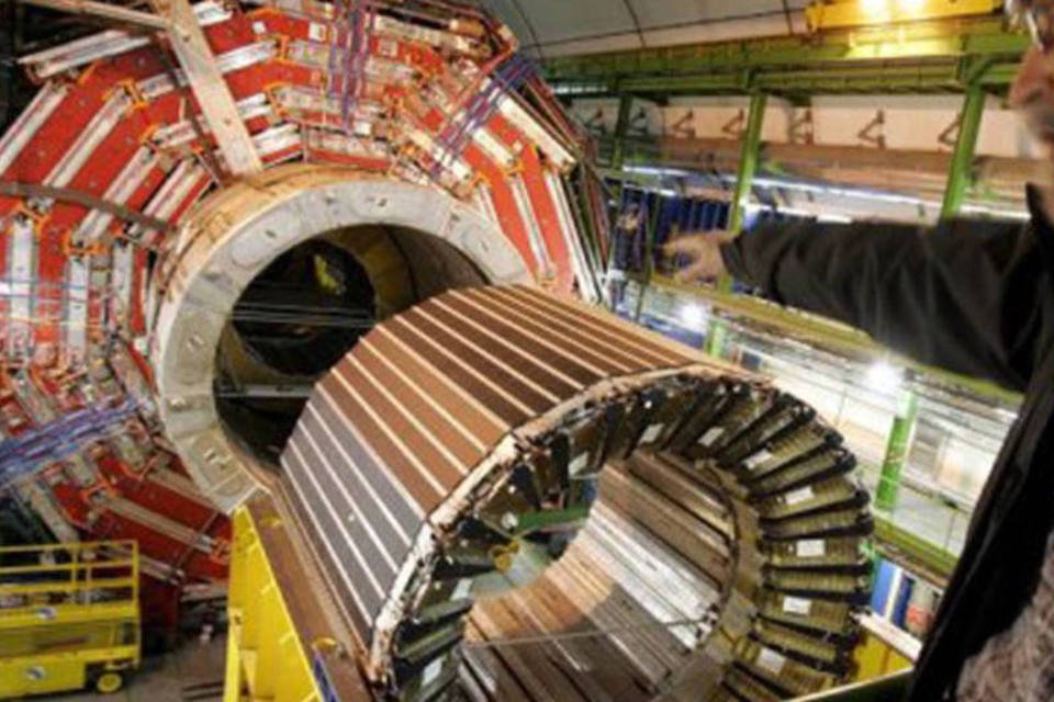 CERN confirma que neutrinos não são mais rápidos que a luz