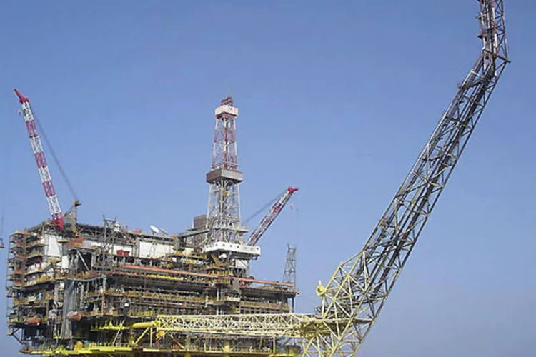 
	Plataforma de petr&oacute;leo: &quot;O petr&oacute;leo ainda est&aacute; indo surpreendentemente bem, dada a atual crise no or&ccedil;amento dos EUA, a aproxima&ccedil;&atilde;o do teto da d&iacute;vida e a oferta crescente&quot;, disse o Commerzbank
 (Wikipedia)