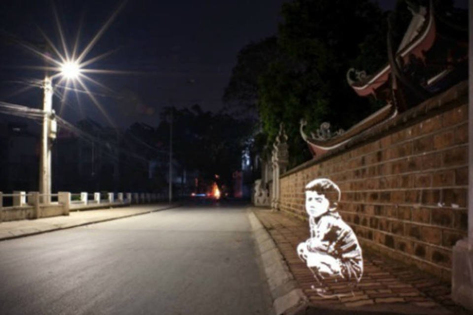 Fotógrafo francês cria retratos iluminados com estêncil