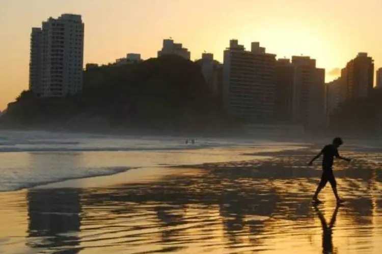 
	Praia da Enseada, no Guaruj&aacute;: a base da economia de Guaruj&aacute; &eacute; o turismo, com a explora&ccedil;&atilde;o de suas praias e trilhas
 (Priscila Zambotto)