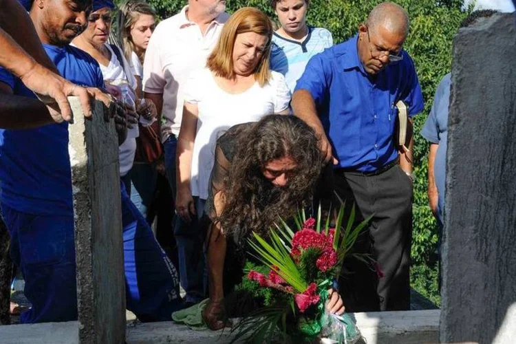 
	Enterro de Malh&atilde;es: segundo a Pol&iacute;cia, irm&atilde;os invadiram o s&iacute;tio da v&iacute;tima para roubar arma
 (Fernando Frazão/Agência Brasil)