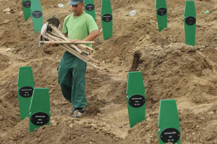 
	Enterro de v&iacute;timas de massacre na antiga Iugosl&aacute;via: liberdade foi concedida por raz&otilde;es humanit&aacute;rias
 (Sean Gallup/Getty Images)