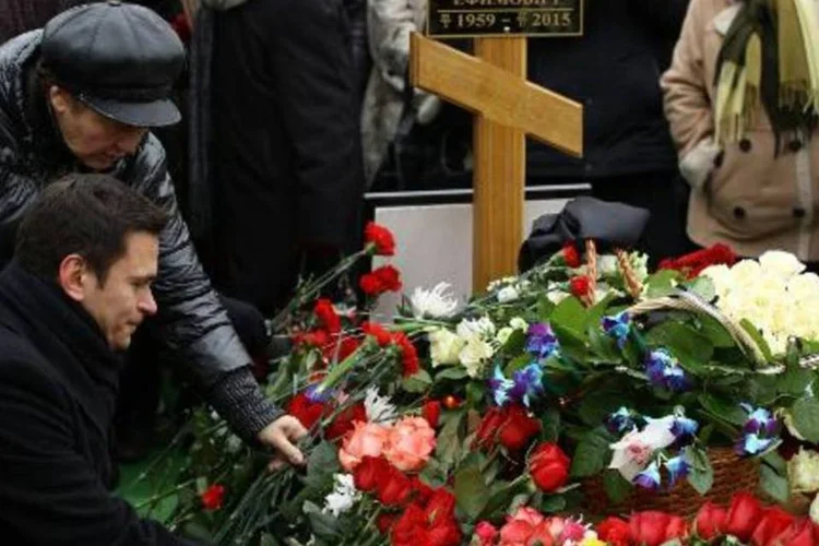 O ativista Ilya Yashin deposita flores no túmulo de Nemtsov: ativista indicou que Nemtsov nunca expressou qualquer palavra negativa sobre o Islã e apenas criticou o ataque jihadista à revista Charlie Hebdo (Kirill Zykov/AFP)