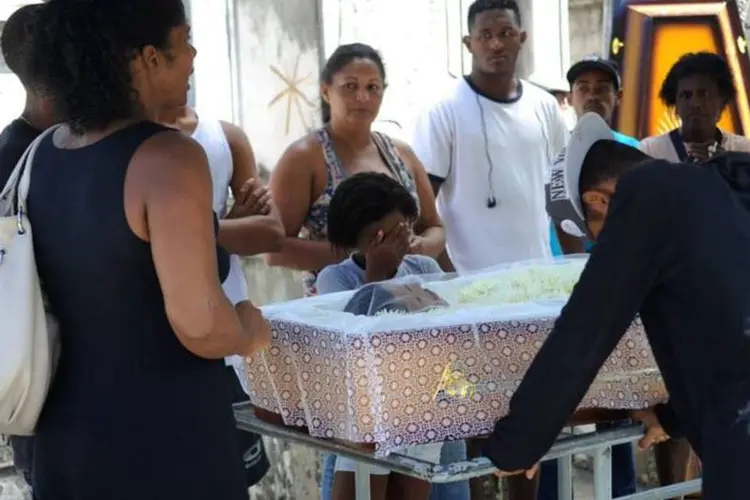 Enterro de Edilson Silva dos Santos no Cemitério São João Batista, em Botafogo. O jovem foi morto durante protesto no Pavão-Pavãozinho (Fernando Frazão/Agência Brasil)