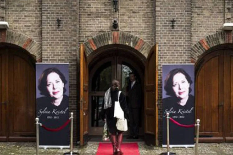 Entrada da igreja onde aconteceu o funeral da atriz, em Utrecht: clipes de seus filmes foram transmitidos após o enterro do corpo de Kristel no cemitério de Utrecht (©AFP / Erik van t Woud)