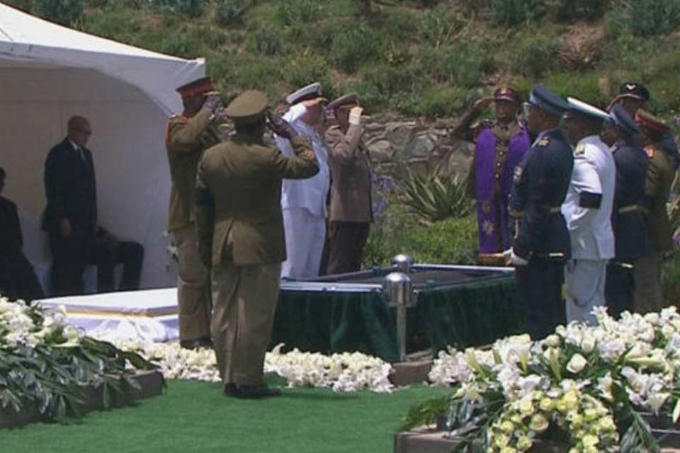 Corpo de Nelson Mandela é sepultado em sua aldeia natal