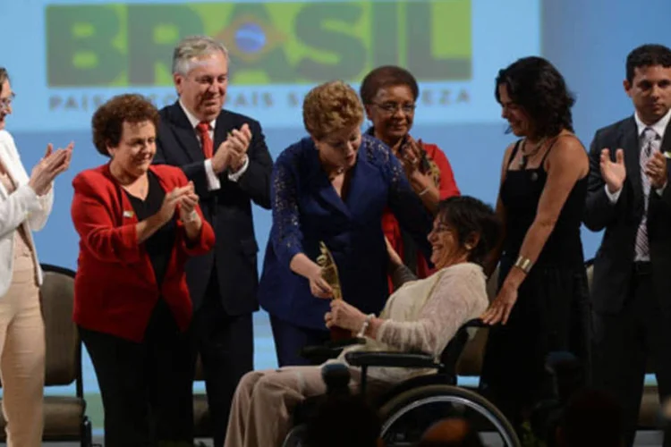 Presidenta Dilma Rousseff participa da cerimônia de entrega do Prêmio Direitos Humanos 2013, durante o Fórum Mundial de Direitos Humanos (Fabio Rodrigues Pozzebom/Agência Brasil)