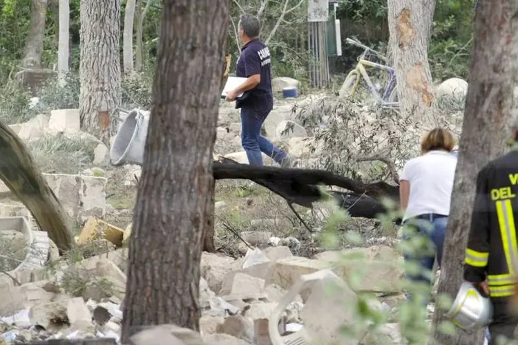 Destroços são vistos no local onde ocorreu a explosão da fábrica de fogos de artifício, em Modugno, no sul da Itália (REUTERS/Stringer)