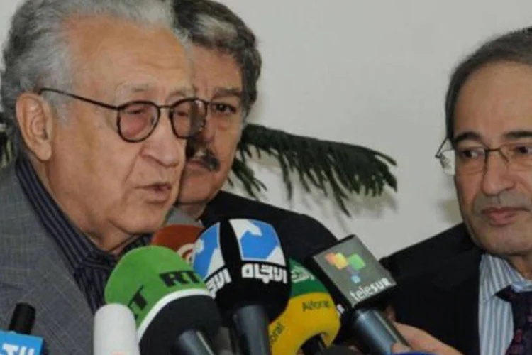 
	Brahimi concede uma entrevista coletiva ao desembarcar no aeroporto de Damasco: Brahimi se reuniu com seu representante em Damasco, Moukhtar Lamani
 (©AFP / -)
