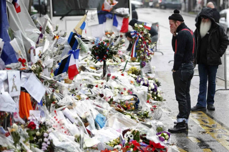 
	Membros da banda Eagles of Death Metal visitam Bataclan ap&oacute;s antentados: nesta semana, grupo subiu ao palco com o U2 para homenagear Paris e as v&iacute;timas dos ataques terroristas
 (Reuters)