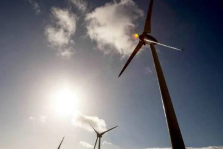 
	Turbinas de energia e&oacute;lica, na ilha espanhola de El Hierro: novas regras da Comiss&atilde;o contemplam a introdu&ccedil;&atilde;o das &quot;tecnologias maduras&quot; no mercado energ&eacute;tico para &quot;melhorar a rela&ccedil;&atilde;o custo-benef&iacute;cio&quot;
 (UE limita ajuda às fontes de energia renováveis)