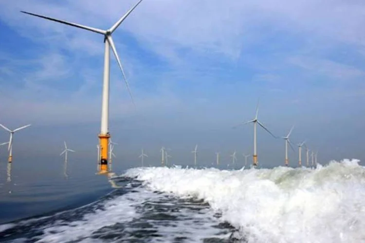 Parques eólicos offshore são instalações com turbinas eólicas localizadas no mar, usadas para aproveitar os ventos intensos e constantes das áreas oceânicas (Getty Images)