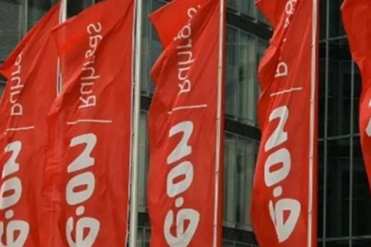 Bandeiras da companhia elétrica alemã E.ON na sede da empresa, em Essen (Wolfgang Rattay/Reuters)