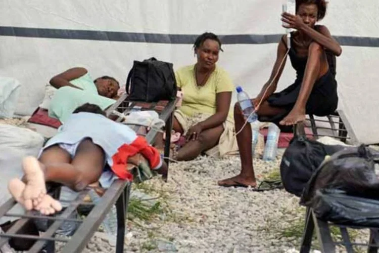 Surto de cólera já provocou a hospitalização de mais de 2.600 haitianos (Frederic Dupoux/Getty Images)