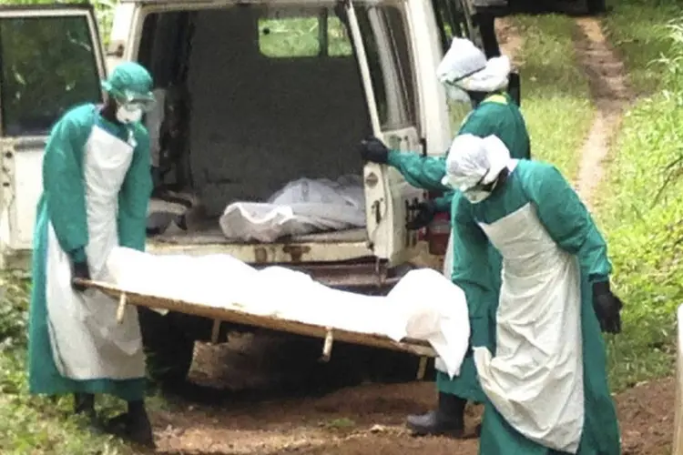 
	M&eacute;dicos carregam corpo de v&iacute;tima do Ebola em Serra Leoa: epidemia j&aacute; deixou 887 mortos
 (Umaru Fofana/Reuters)