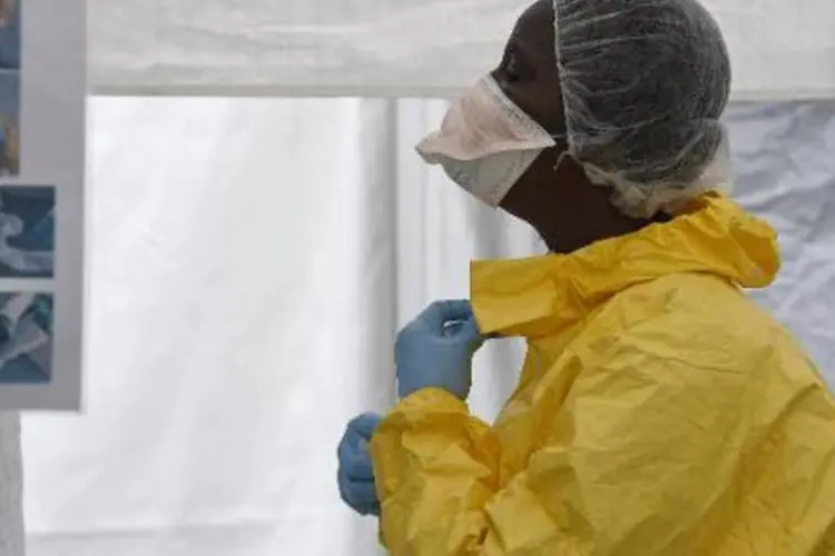 
	Roupa de prote&ccedil;&atilde;o contra o ebola: autoridades sanit&aacute;rias da Espanha tentam saber como a enfermeira contraiu o v&iacute;rus
 (Pascal Guyot/AFP)