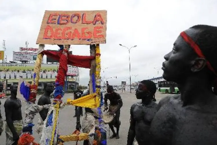 
	Epidemia de ebola: quase metade das mortes ocorreu nos &uacute;ltimos 21 dias
 (Sia Kambou/AFP)