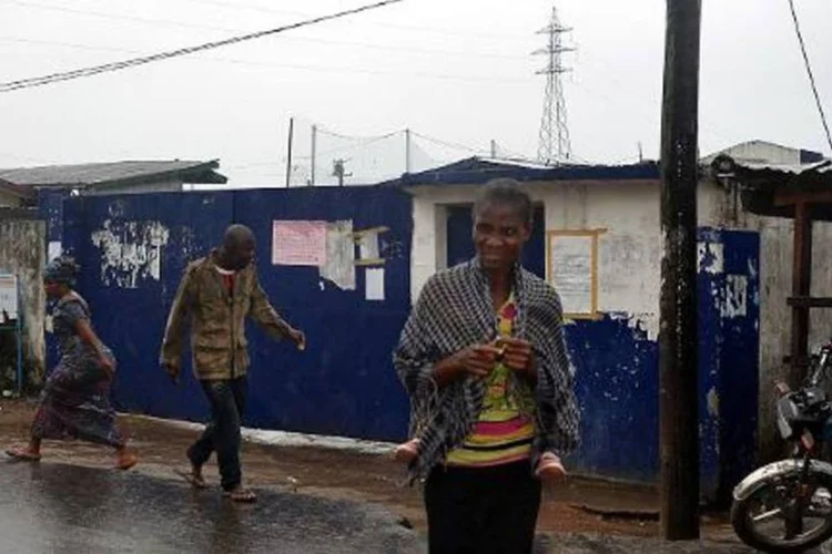 Escola transformada em centro de quarentena de onde fugiram 17 pacientes, em Monróvia (Zoom Dosso/AFP)
