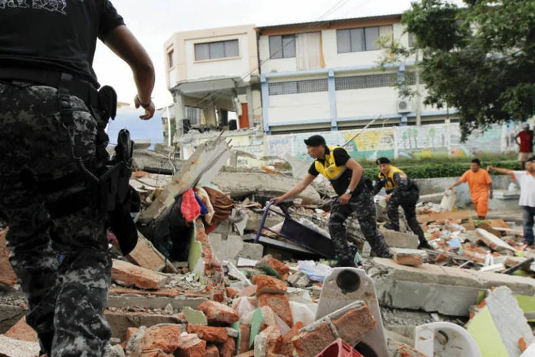 
	Terremoto: o Instituto Oceanogr&aacute;fico da Marinha (Inocar) informou que &quot;foi descartado alerta de Tsunami para o litoral do Equador&quot;
 (Guillermo Granja/Reuters)
