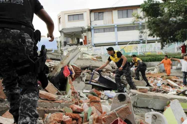 Terremoto no Equador: secretaria informou que há 6.998 imóveis destruídos e 2.740 afetados, e detalha que 281 escolas também foram atingidas (Guillermo Granja/Reuters)