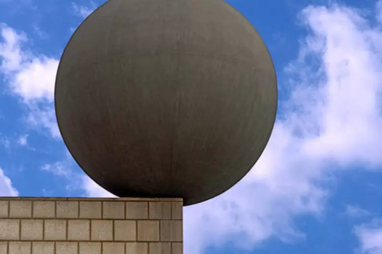 Esfera de pedra equilibrada sobre uma parede (Antonio Jiménez Alonso/Stock.Xchng)