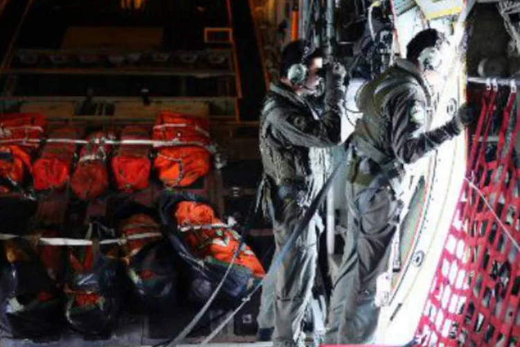 Equipe da Força Aérea de Singapura sobrevoa o mar à procura de sinais do Boeing 777: "este combustível não é utilizado nos aviões", declarou porta-voz (AFP)