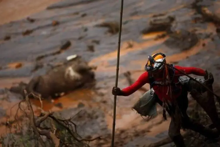 
	Equipe de busca de v&iacute;timas em Mariana, MG: 21 pessoas est&atilde;o desaparecidas, sendo 11 funcion&aacute;rios da Samarco
 (Ricardo Moraes/Reuters)